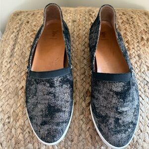 NWT Frye Black and Gold Flats